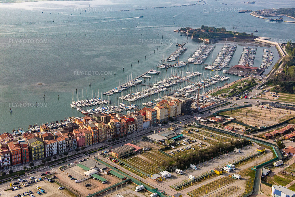 Aerial view: View of the town in Chioggia in the state Veneto, Italy. – Photo: IMG_087421.jpg taken on 04/06/2016 by Werner Riehm/FLY-FOTO.com – Resolution of the original: 5472 x 3648 px