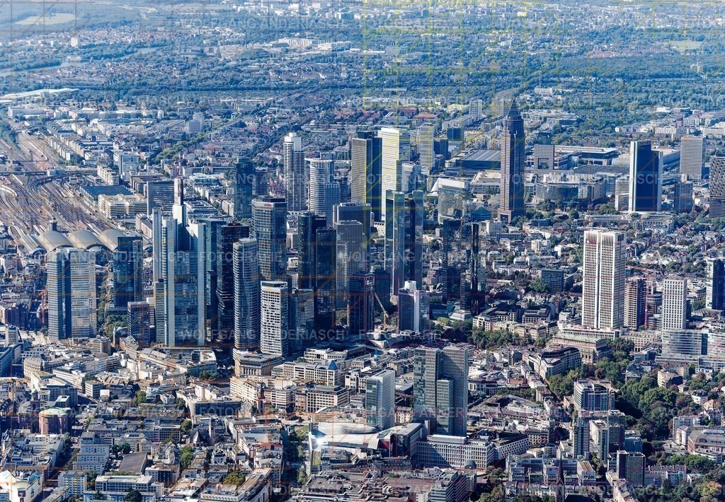 R3B_0108_wa_fra_fra_skyline_wa_finish | Die Frankfurter Skyline erhebt sich kraftvoll aus der Stadt und erzählt von Dynamik, Vision und urbanem Leben. Aus der Vogelperspektive verschmelzen Architektur, Licht und Struktur zu einem Moment voller Energie und Klarheit. Frankfurt zeigt sich hier als pulsierendes Zentrum zwischen Ruhe und Bewegung – modern, stark und zeitlos.
Aufgenommen über Frankfurt am Main. - Realisiert mit Pictrs.com