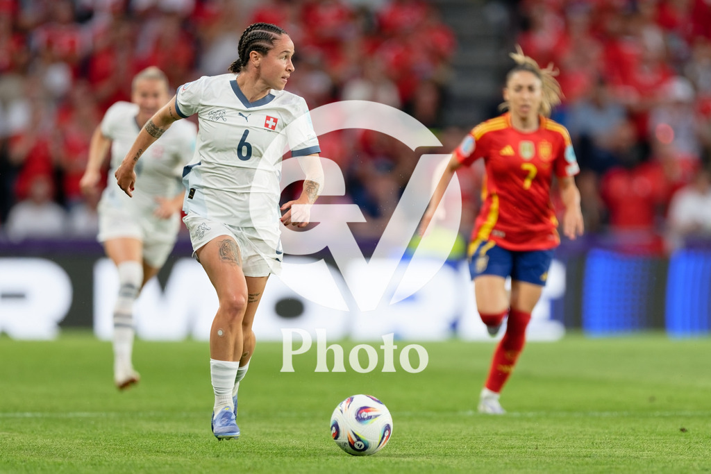 Spain v Switzerland - UEFA Women's EURO 2025 Quarter-Final | BERN, SWITZERLAND - JULY 18: Geraldine Reuteler of Switzerland runs with the ball during the UEFA Women's EURO 2025 Quarter-Final match between Spain v Switzerland at Stadion Wankdorf on July 18, 2025 in Bern, Switzerland. (Photo by Giuseppe Velletri/Sports Press Photo/Getty Images)