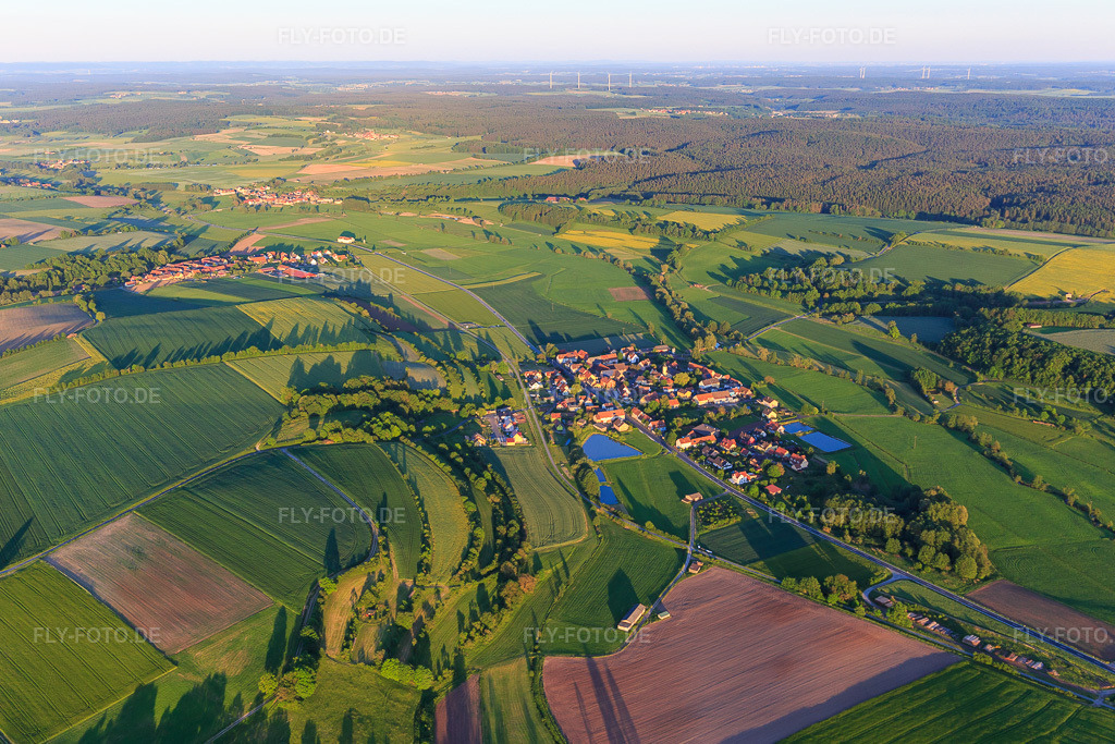 Luftbild: Dorfübersicht im Ebrachtal von Nordwesten im Ortsteil Mönchherrnsdorf in Burgebrach im Bundesland Bayern in Deutschland. Foto: IMG_100441.jpg vom 27.05.2017 durch Werner Riehm/FLY-FOTO.de