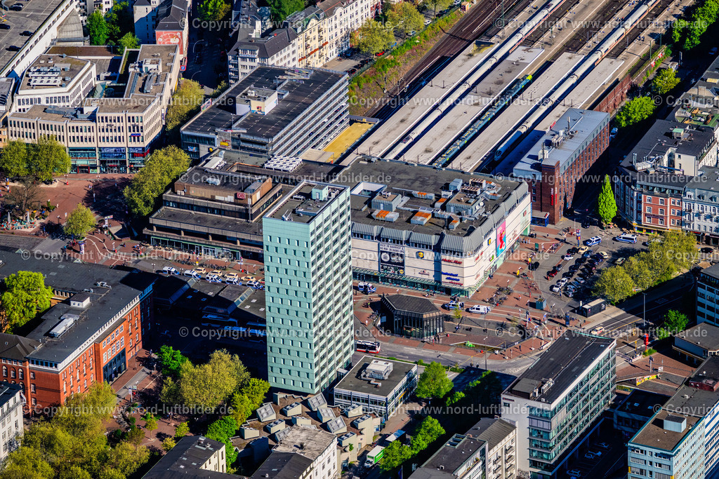 Hamburg_Altona_Bahnhof_ELS_2318270425 | HAMBURG 27.04.2025 Gleisverlauf und Bahnhofsgebäude der Deutschen Bahn am Bahnhof " Hamburg-Altona " in Hamburg, Deutschland. // Station railway building of the Deutsche Bahn in Hamburg, Germany. Foto: Martin Elsen