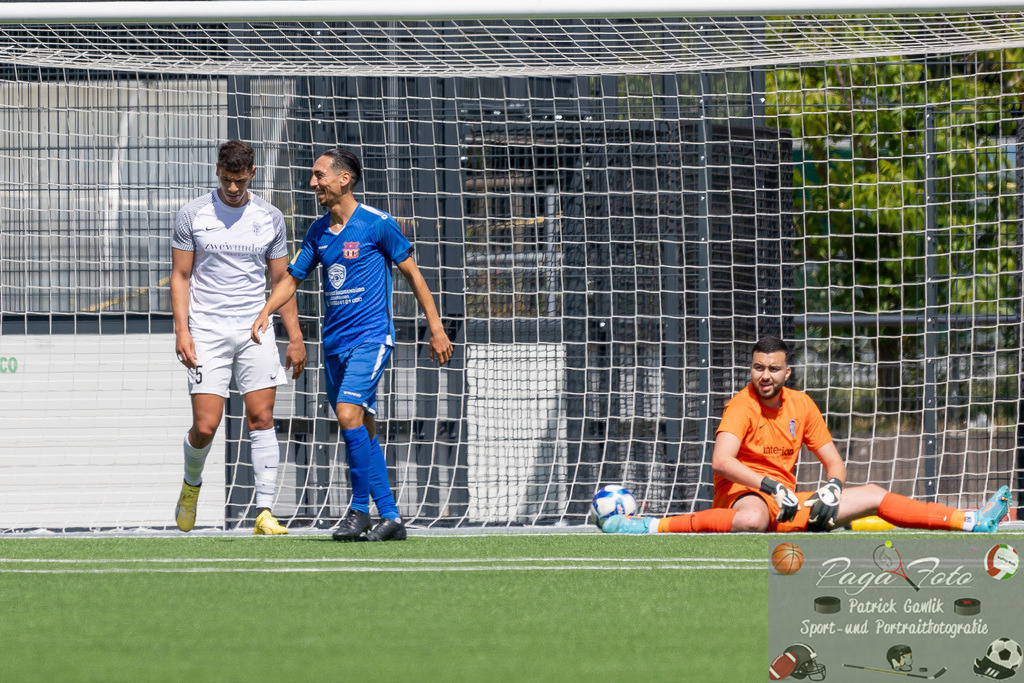 Testspiel: Spvgg. 03 Fechenheim - Türk Gücü Friedberg, 13.07.2024 | Kamil Yikilmaz (Türk Gücü Friedberg #7) erzielte das Tor zur 0:1 Führung &amp; Mostafa Youssef (Spvgg. 03 Fechenheim #5) &amp; Ayoub Marzak (Spvgg. 03 Fechenheim #1), Spvgg. 03 Fechenheim - Türk Gücü Friedberg, Frankfurt am Main, Sportanlage Birsteiner Straße, 13.7.2024 - Realisiert mit Pictrs.com