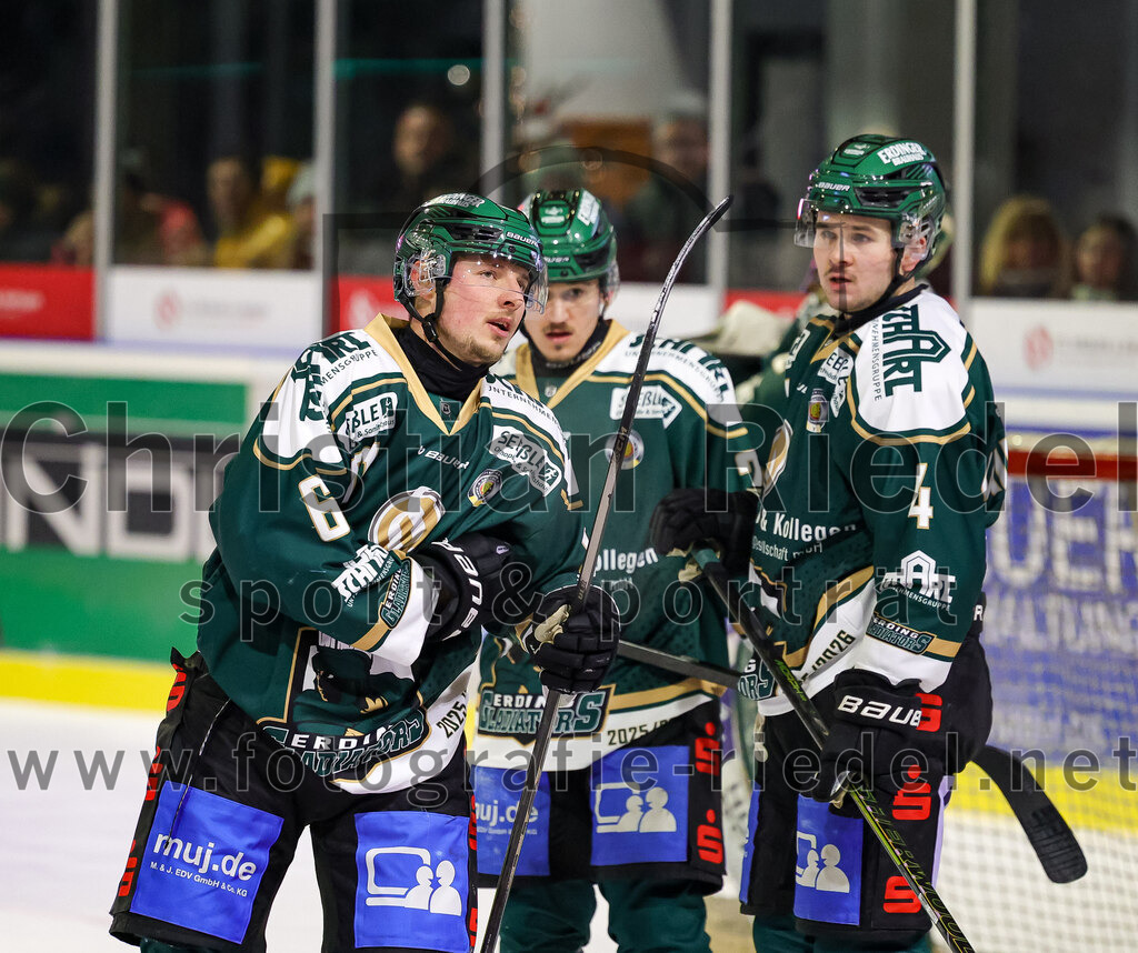 2026-01-06_062_TSV_Erding_gegen_EV_Lindau_Islanders | Erding, Deutschland, 06.01.2026:Eishockey, Oberliga Süd 2025 / 2026, 35. Spieltag, TSV Erding gegen EV Lindau Islanders, Endergebnis: 2:5Dennis Miller (Erding Gladiators, #61), Erik Modlmayr (Erding Gladiators, #21), Jesse Kauhanen (Erding Gladiators, #4)Foto: Christian Riedel / fotografie-riedel.net