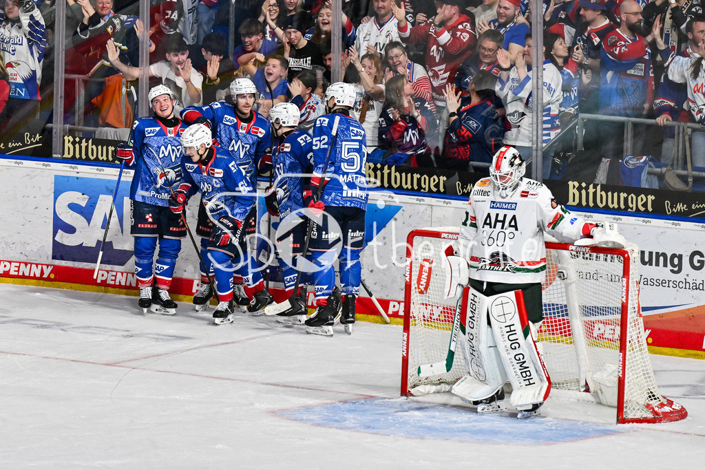 Adler Mannheim - Augsburger Panther | MANNHEIM, DEUTSCHLAND - 25. FEBRUAR: Jubel der Hausherren nach dem Treffer zum 3-2 durch Marc MICHAELIS (Adler Mannheim 65) / Tor / Torschuetze / Freude / Happy während dem Match zwischen den Adler Mannheim und den Augsburger Panthern am 45. Spieltag der Penny DEL in der SAP Arena