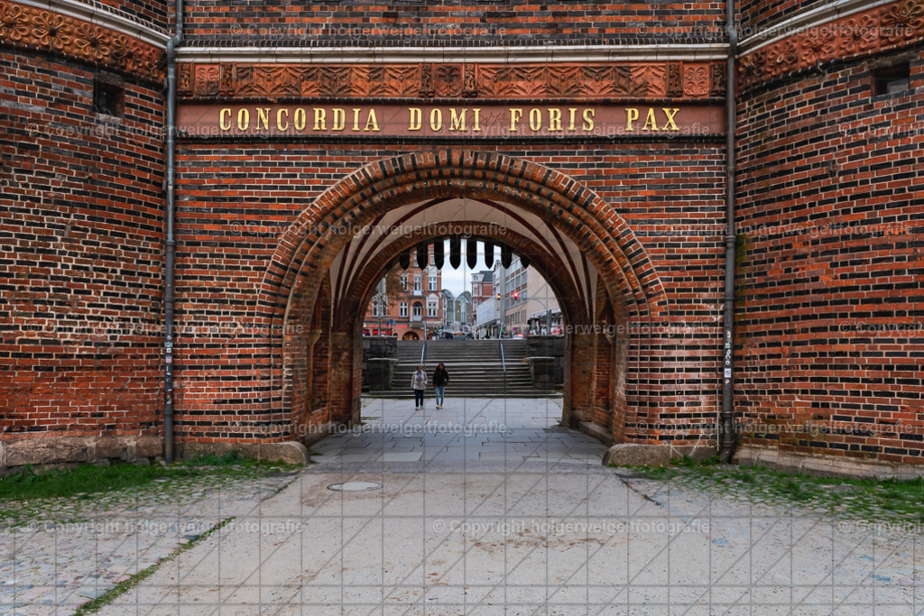 Holstentor | Kaufen sie online außergewöhnliche Fotografien auf Leinwand Acrylglas Fotoprint Aludibond von holgerweigeltfotografie - Realisiert mit Pictrs.com