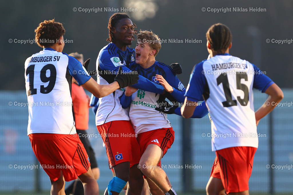 NH_HamburgerSVU19_Hannover96U19_DFBNachwuchsliga_22112025 | #16 Louis Lemke (Hamburger SV U19) bejubelt seinen Treffer zum 2:1.Fußball I Junioren I U19 DFB-Nachwuchsliga Vorrunde Gruppe A I Saison 2025-2026 I 12. Spieltag I Hamburger SV U19 - Hannover 96 U19 I 22.11.2025 I Trainingsplatz Volksparkstadion