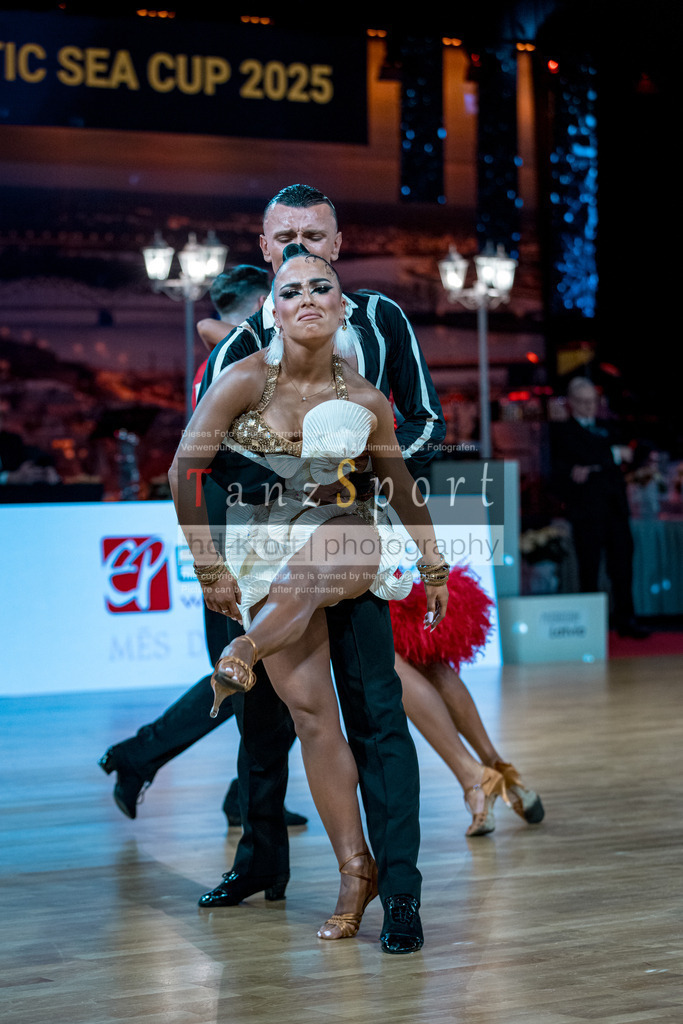 20251212_WDSF_World_Ch_Cup_RS-Lat_1320-2 | Tanzsportbilder, Standardtanz, Lateintanz, WDSF, DTV, LTVB, dancecomp, goc, hessen tanzt, blaues band der spree, walzer, tango, wiener walzer, slowfox, quickstepp, samba, rumba, cha-cha-cha, paso doble. jive, hd-kroft photography, turniertanzsport