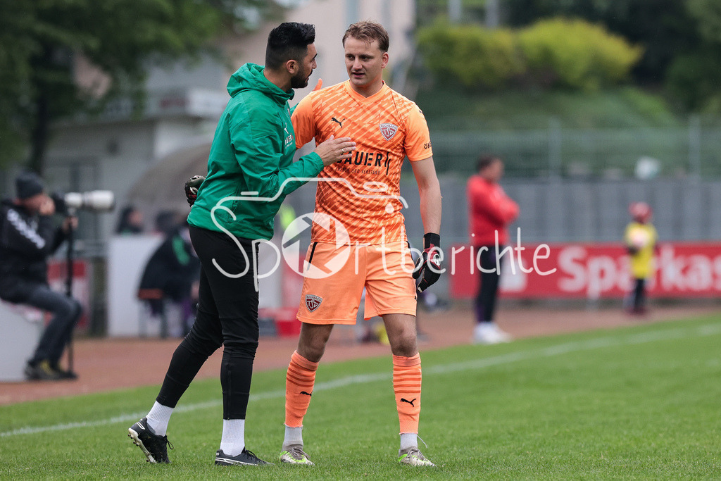 TSV Buchbach - FC Bayern Amateure | Buchbach Co-Trainer Yueksel ACIPINAR gibt Ludwig ZECH (TSV #1) anweisungen