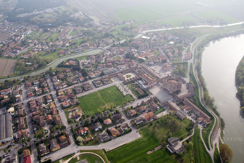 Aerial view: View of the town in Mesola in the state Ferrara, Italy. – Photo: IMG_087297.jpg taken on 04/05/2016 by Werner Riehm/FLY-FOTO.com – Resolution of the original: 5472 x 3648 px