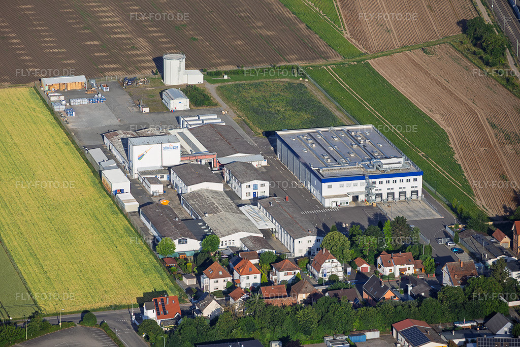 Luftbild: Südwest Lacke+Farben GmbH & Co KG im Ortsteil Böhl in Böhl-Iggelheim im Bundesland Rheinland-Pfalz in Deutschland. – Foto: IMG_157484.jpg vom 18.06.2026 durch Werner Riehm/FLY-FOTO.de – Auflösung des Originals: 5829 x 3886 px – DE_Suedwest