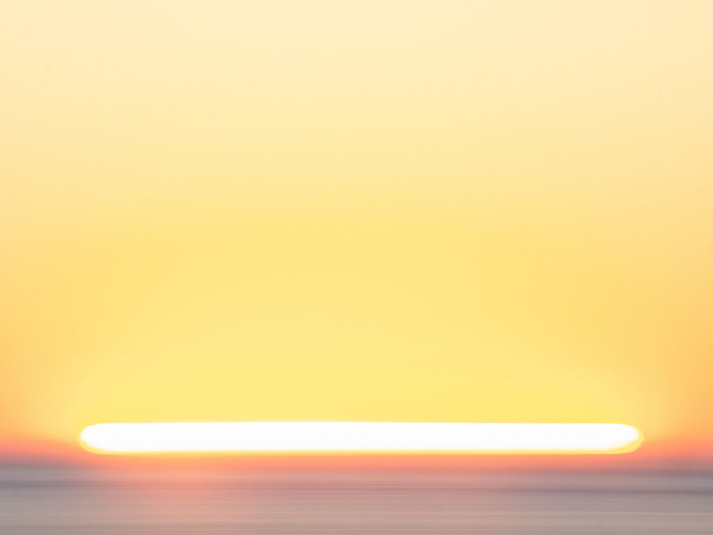 Atem des Lichts | Ein Bild wie ein Gebet aus Gold: In einem Moment scheinbarer Stille offenbart sich das Licht als atmende Präsenz. Der Horizont glüht -  wie ein letzter Hauch der untergehenden Sonne, der Himmel und Erde verbindet.„Atem des Lichts“ ist ein visueller Schwellenraum: ein Übergang zwischen Tag und Nacht, zwischen Innen und Außen, Diesseits und Jenseits, in dem alles eins wird. - Powered by Pictrs.com