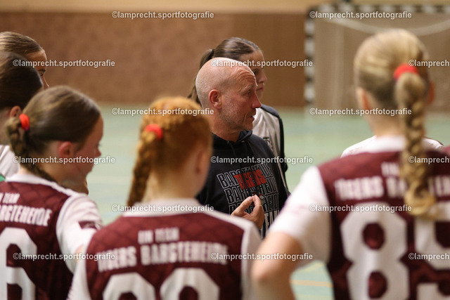 Handball I Juniorinnen I Saison 2026-2027 I Oberliga Schleswig-Holstein I 3. Spieltag I HSG Kalkberg 06 - TSV Bargteheide 212 | Andreas Frank (Trainer, TSV Bargteheide) - Realisiert mit Pictrs.com
