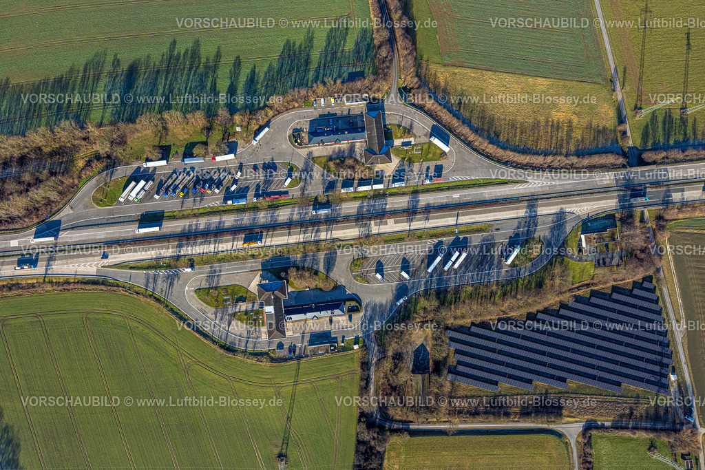 Soest260103958 | Luftbild, Serways Raststätte Ratsplatz Soester Boerde an der Autobahn A44, LKW Parkplatz Straßenverkehr, Solarfeld, Müllingsen, Soest, Südwestfalen, Nordrhein-Westfalen, Deutschland