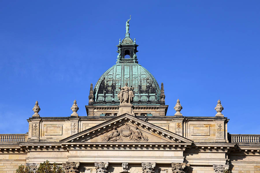 Bildlexikon Leipzig - Bundesverwaltungsgericht - Giebel und Zentralkuppel | Das Team hinter BILDLEXIKON LEIPZIG bündelt historische wie aktuelle Informationen über die Stadt Leipzig in Text und Bild auf einer Plattform und stellt diese der interessierten Öffentlichkeit zur Verfügung.