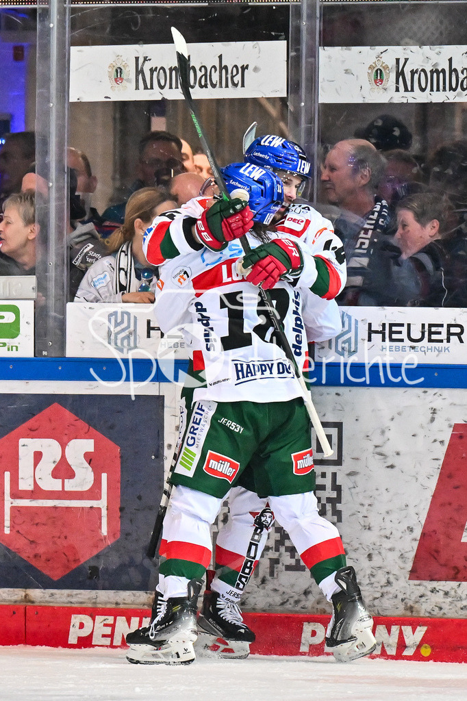 Iserlohn Roosters - Augsburger Panther | Jubel der Panther nach dem Treffer zum 1-2 durch Nolan ZAJAC (Augsburger Panther #44) / Tor / Torschuetze / Freude / Happy / DEL: Iserlohn Roosters - Augsburger Panther, Eissporthalle Iserlohn am 07.03.2025