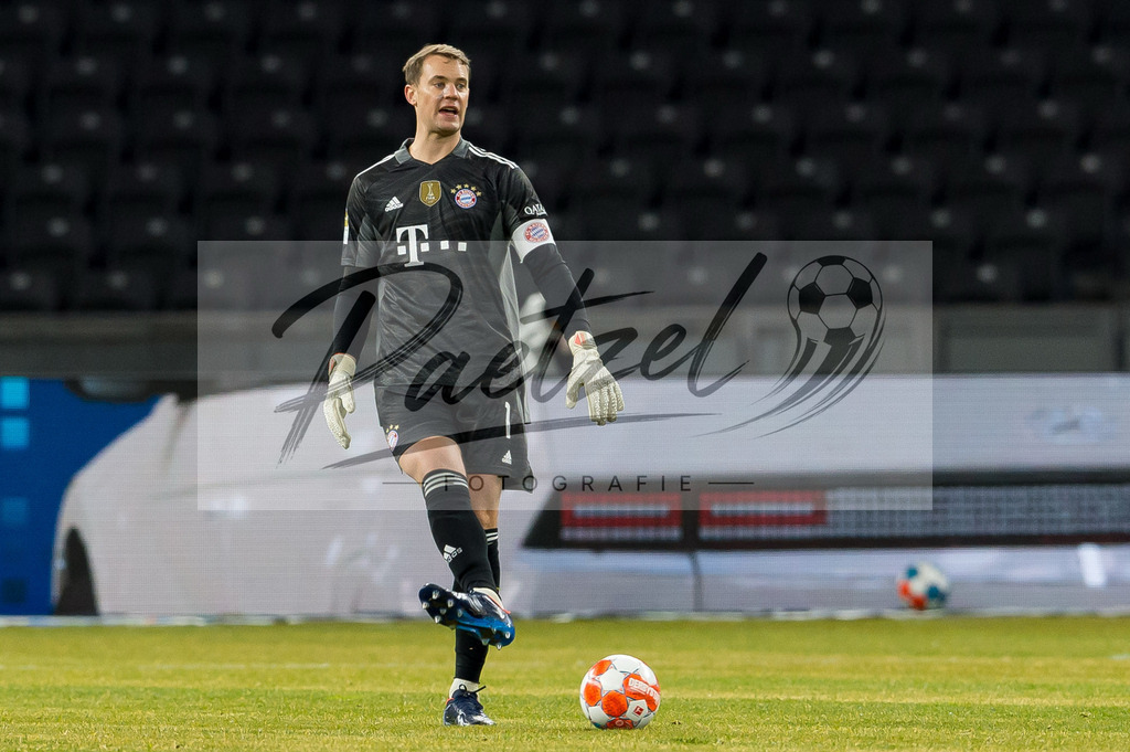 BSCFCB20220123_255 | Fussball, Herren: Torwart Manuel Neuer (FC Bayern Muenchen) in Aktion, am Ball, Einzelaktion bei dem Spiel der 1. Bundesliga zwischen Hertha BSC und FC Bayern Muenchen im Olypiastadion am 23.01.2022 in Berlin, Deutschland.DFB / DFL REGULATIONS PROHIBIT ANY USE OF PHOTOGRAPHS AS IMAGE SEQUENCES AND/OR QUASI-VIDEO. - Realisiert mit Pictrs.com