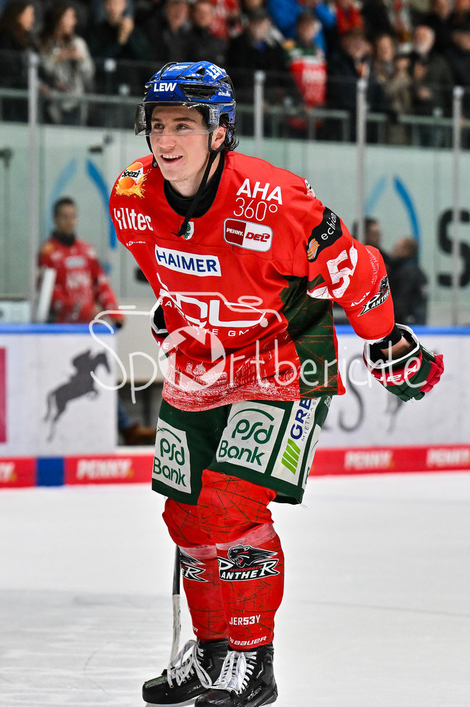 Augsburger Panther - Schwenninger Wild Wings | AUGSBURG, DEUTSCHLAND - 2. NOVEMBER: Die Spieler der Panther feier zusammen mit den Zuschauern den Heimsieg gegen Schwenningen nach dem Ligaspiel zwischen den Augsburger Panthern und den Schwenninger Wild Wings am 17. Spieltag der Penny DEL im Curt Frenzel Stadion am 02.11.2025 / Enrico HENRIQUEZ (Augsburger Panther 52)