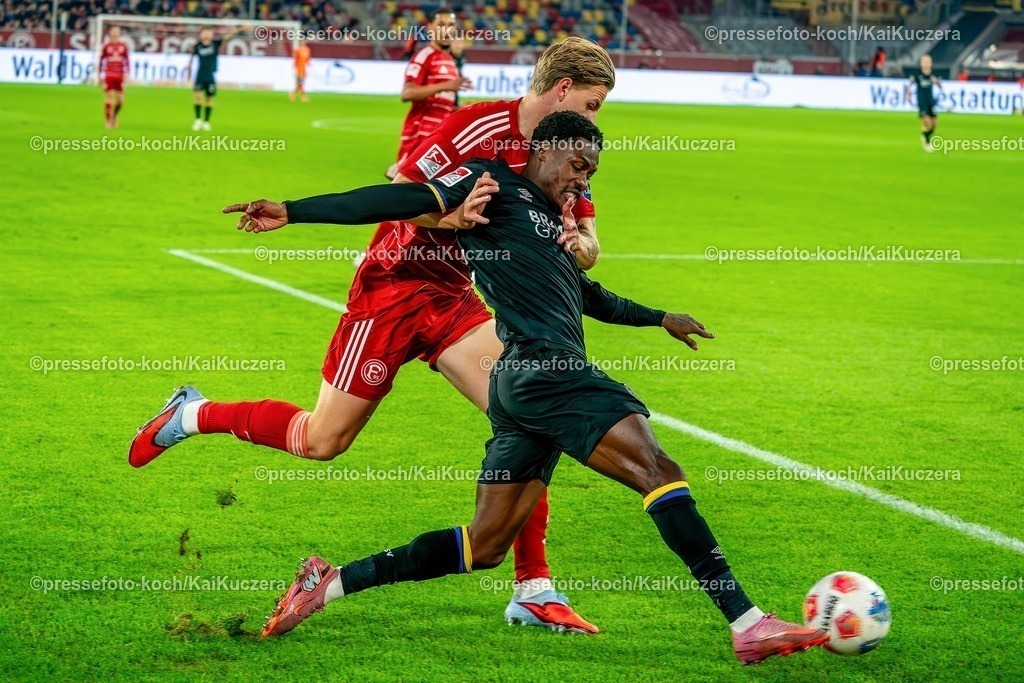 xKKU17102501006 | 17.10.2025, xKKUx, Fußball, Fortuna Düsseldorf - Eintracht Braunschweig, 2. Fußball Bundesliga, Merkur Spiel-Arena, Saison 2025 2026: Christian Conteh&nbsp;(Braunschweig #32) im Zweikampf gegen  Jesper Daland (Fortuna Düsseldorf #02)  DFB regulations prohibit any use of photographs as image sequences and or quasi-video.