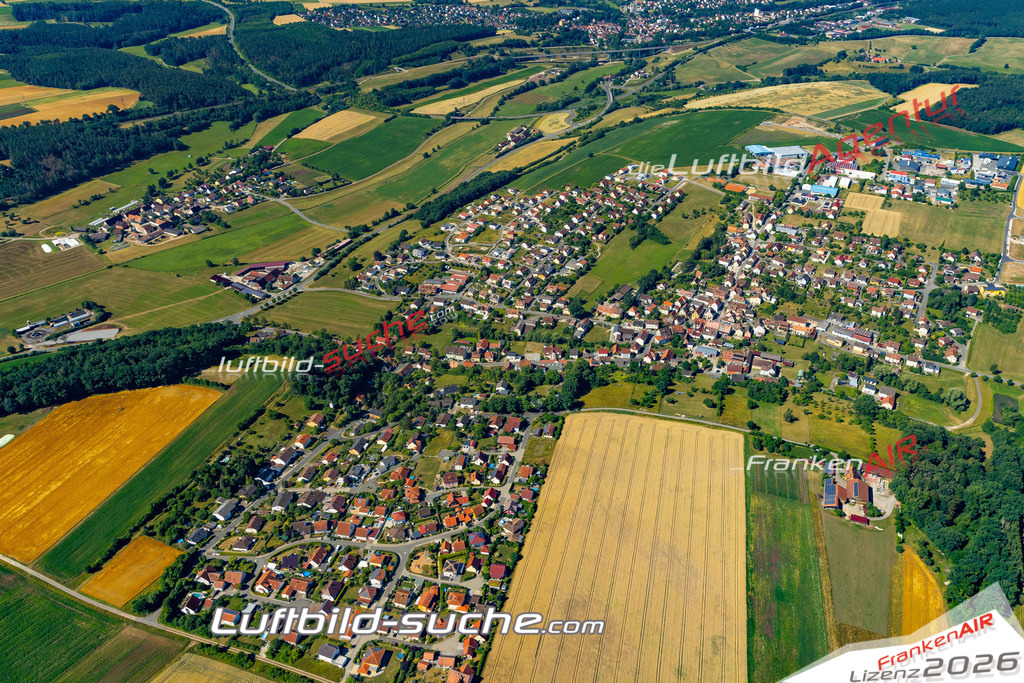 Aktuelles Luftbild von  Wilhelmsdorf - Die Luftaufnahme wurde 2022 mittels UL-Flugzeug erstellt ( keine Drohne ) - hochauflösende Kamera-Systeme von  Canon -Beste Qualität - Für grossformatige Ausdrucke geeignet. Die Geschenkidee !