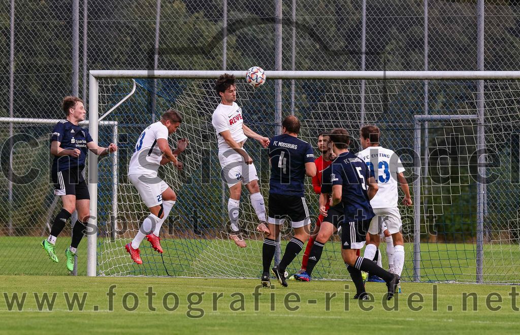 2023-07-28_041_FC_Eitting_gegen_FC_Moosburg | Eitting, Deutschland, 28.07.2023:
Fußball, Kreisliga 2023 / 2024, 1. Spieltag, FC Eitting gegen FC Moosburg, Endergebnis: 1:1

Maximilian Denteler (FC Moosburg, #17), Christoph Härtl (FC Eitting, #23), Lucas Bruckbeck (FC Eitting, #22), Janis Reinelt (FC Moosburg, #4), Torwart Noah Mpatsios (FC Eitting, #1), Christian Lüttig (FC Moosburg, #5), Maximilian Gröppmair (FC Eitting, #13)

Foto: Christian Riedel / fotografie-riedel.net