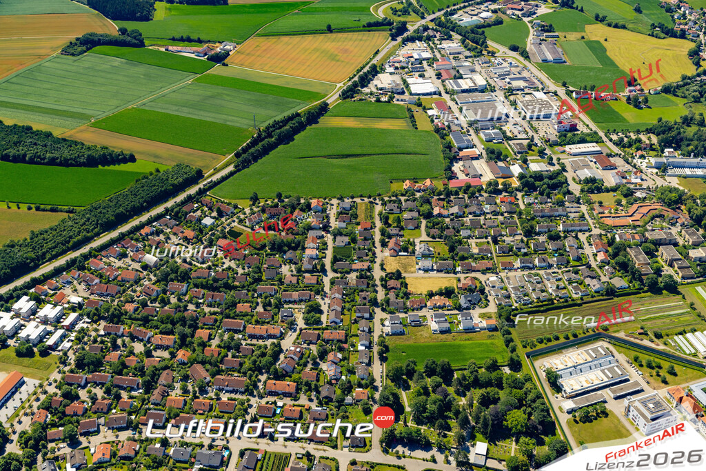 Die Luftaufnahme Gewerbegebiet - Aichach wurde 2022 vom Flugzeug aus (keine Drohne) erstellt. Hohe Auflösung -für große Poster und Wandbilder geeignet - Garantiert!