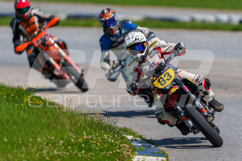 G-Cup + Supermoto Staatsmeisterschaft + Hungarian Supermoto Championship | GRIPcapture steht für authentische Sportfotografie in Österreich – für Momente, die mehr sind als Geschwindigkeit oder Ergebnis. Es geht um Emotion, Spannung, Fokus und den Augenblick, der oft nur einen Wimpernschlag dauert.Ob Motorsport, Teamsport oder 