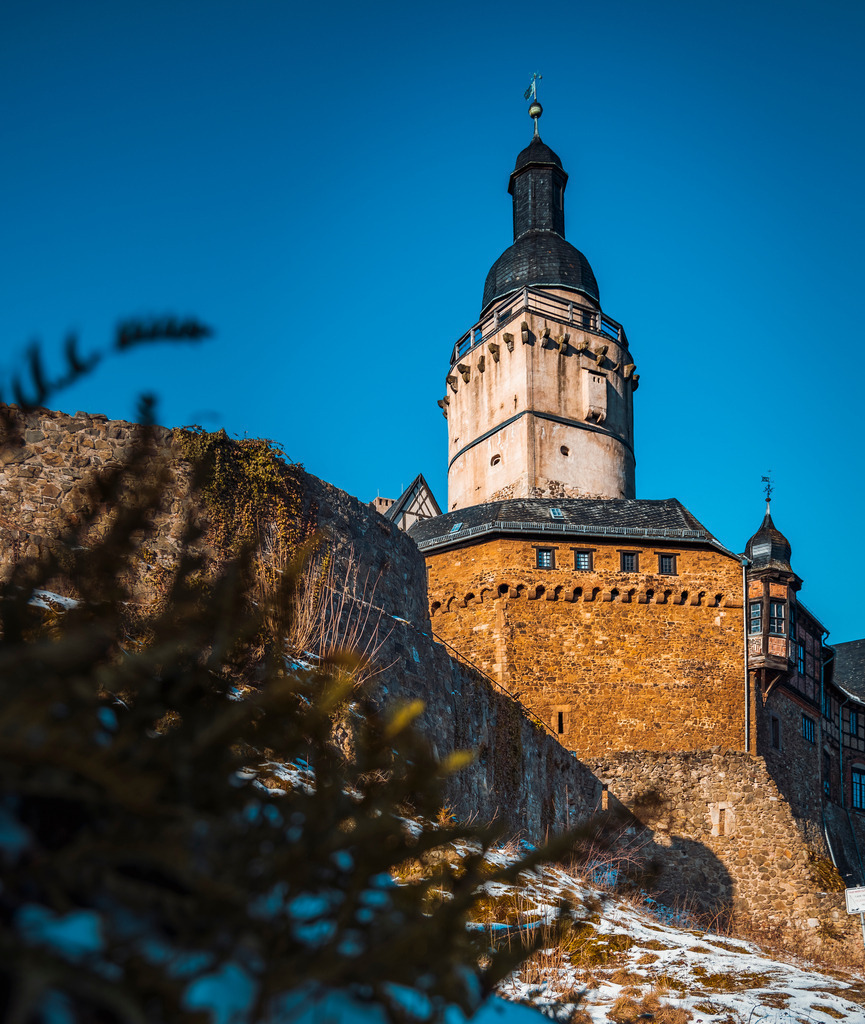 Burg Falkenstein | Die Burg Falkenstein im Harz gehört zu den markantesten Gemäuern des Landes. Ihr Erscheinungsbild ist weithin sichtbar und ein beliebtes Fotomotiv. - Realisiert mit Pictrs.com