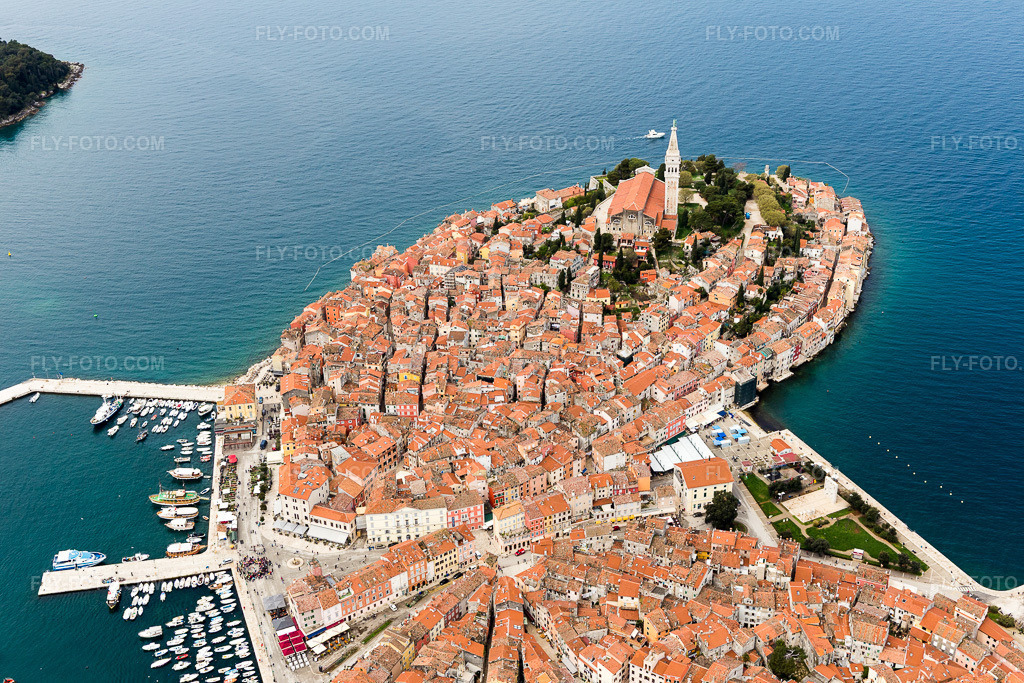 Aerial view: View of the town in Rovinj in the state Gespanschaft Istrien, Croatia. – Photo: IMG_105981.jpg taken on 04/13/2018 by Werner Riehm/FLY-FOTO.com – Resolution of the original: 5472 x 3648 px
