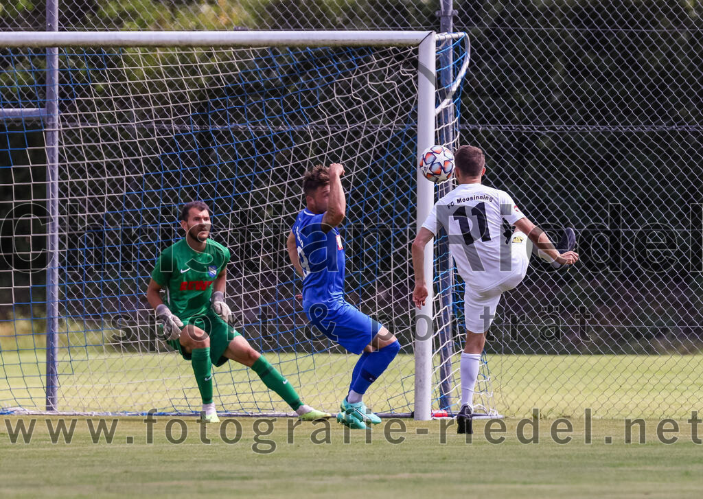 2023-07-22_040_FC_Eitting_gegen_FC_Moosinning | Eitting, Deutschland, 22.07.2023:
Fußball, Kreisliga 2023 / 2024, Testspiel, FC Eitting gegen FC Moosinning, Endergebnis: 0:4

Torwart Noah Mpatsios (FC Eitting, #1), Michael Schrödl (FC Eitting, #29), Maximilian Lechner (FC Moosinning, #11)

Foto: Christian Riedel / fotografie-riedel.net