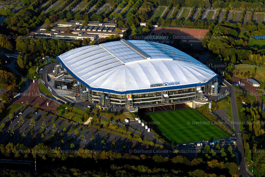 2993190 | Veltinsarena GelsenkirchenDie Veltins-Arena, ursprünglich und bei UEFA-Wettbewerben weiterhin Arena AufSchalke, ist ein Fußballstadion in der nordrhein-westfälischen Großstadt Gelsenkirchen. Es ist die Heimspielstätte des FC Schalke 04.