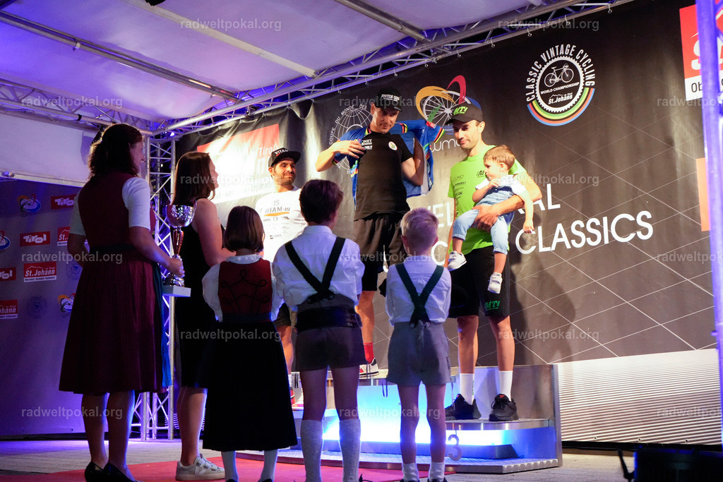 1393_20230817_Bewerb_Maenner_Muehlanger | AUT - OESTERREICH, 2023-08-16: SPORT RENNRAD-FAHREN - 55. INTERNATIONALER RADWELTPOKAL IN ST. JOHANN IN TIROL  - Vintage-Radrennen mit WM-Bronze-Medaillen-Siegerin Christina Schweinberger, den Teilnehmer und Alexander Baumann (vom Orginastions-Team) - TAG 2 BEWERB MAENNER IN SECHS GRUPPEN  ; Foto: Roland Muehlanger