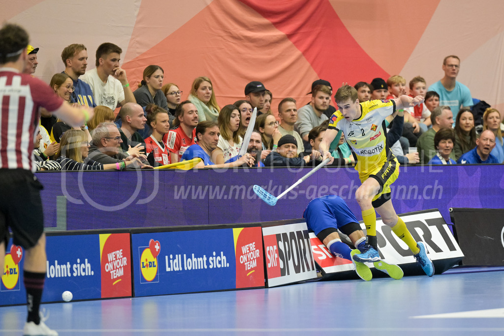Zug United vs HC Rychenberg - 22. February 2025 | Zug United vs HC RychenbergSporthalle Wankdorf, BernNicola Bischofberger (#2 HC Rychenberg Winterthur) schickt Albin Sjögren (#22 Zug United) über die Bande und kassiert die einzige Zweiminutenstrafe des Spiels.Bild: Sportfotografie Markus Aeschimann | www.markus-aeschimann.ch - Realisiert mit Pictrs.com