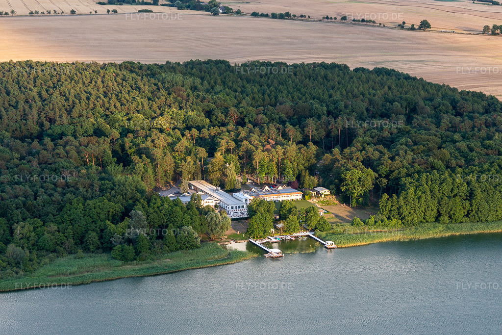 Luftbild: Hotel Panorama See Resort & Spa Oberuckersee in Oberuckersee im Bundesland Brandenburg in Deutschland. Foto: IMG_116260.jpg vom 17.07.2019 durch Werner Riehm/FLY-FOTO.deWWW.PANORAMA-SEE-RESORT-UND-SPA.DE