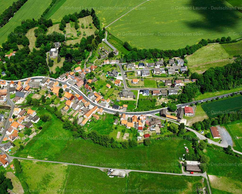 2614193 | LEHRBACH 09.06.2006 Landwirtschaftliche Nutzflächen und Feldgrenzen  umsäumen das Siedlungsgebiet des Dorfes in Lehrbach im Bundesland Hessen, Deutschland // Agricultural land and field boundaries surround the settlement area of the village  in Lehrbach in the state Hesse, Germany Foto: Gerhard Launer