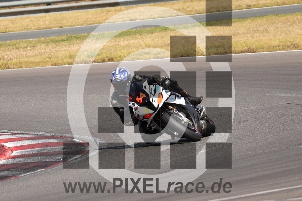 0054-20240909_04188 | Schöne Erinnerungen an spannende Momente - das festzuhalten ist unser Job. PIXELrace.de ist seit 2003 auf den Rennstrecken Europas unterwegs um die Action draußen beim Fahren und die wunderbare Stimmung imm Fahrerlager für euch einzufangen.