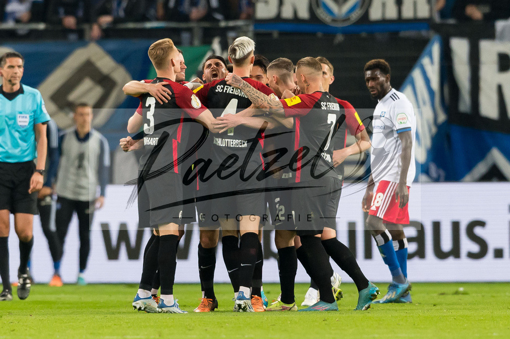 HSVSCF20220419_101 | Fussball, Herren: Vincenzo Grifo (SC Freiburg) Torjubel, jubelt mit seiner Mannschaft nach dem Treffer zum 0:3 beim DFB-Pokal-Halbfinalspiel zwischen Hamburger SV und SC Freiburg im Volksparkstadion am 19.04.2022 in Hamburg, Deutschland.DFB / DFL REGULATIONS PROHIBIT ANY USE OF PHOTOGRAPHS AS IMAGE SEQUENCES AND/OR QUASI-VIDEO. - Realisiert mit Pictrs.com