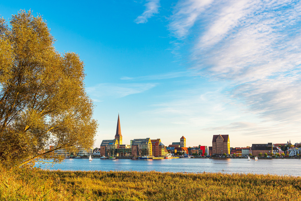 Blick über die Warnow auf die Hansestadt Rostock am Abend | Blick über die Warnow auf die Hansestadt Rostock am Abend.