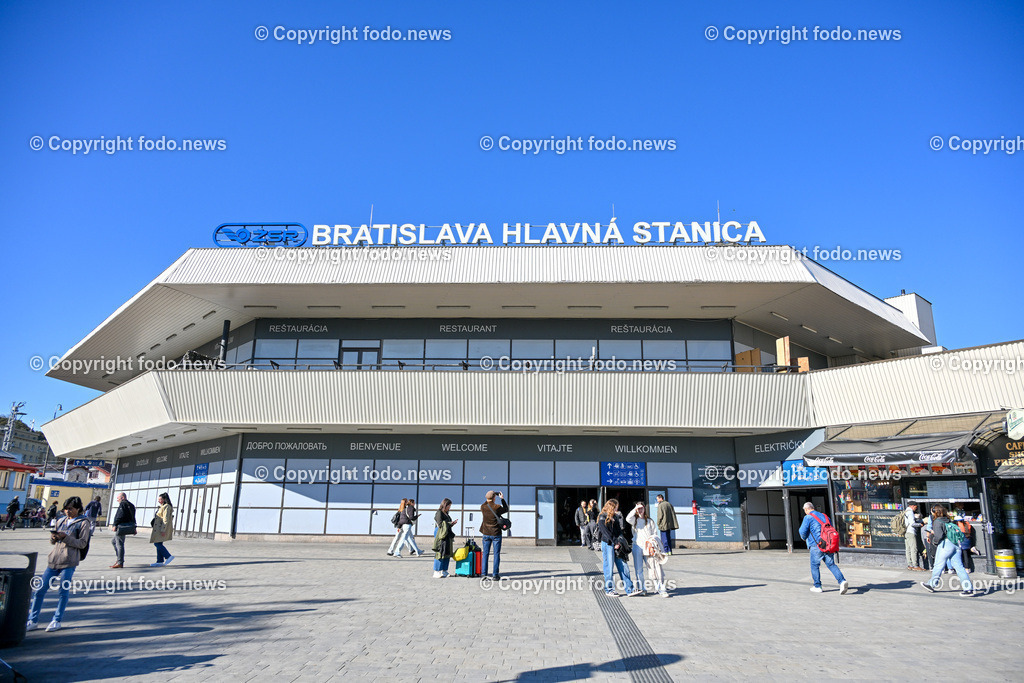 Slowakei_ Bratislavsky kraj_ Bratislava_ 08.10.2024-117 | 08.10.2024, Slowakei, SVK, Bratislavsky kraj, Bratislava, im Bild Bratislava, Stadtansichten, Gebauede, Sehenswurdigkeiten, Tourismus, Touristen, Cafe, Denkmal, Strasse, Donau, Bruecke, Schiff, Burg, Hrad, Ufo, Restaurant, Souvenier, Menschen, Bahnhof, Zug, Hauptstadt