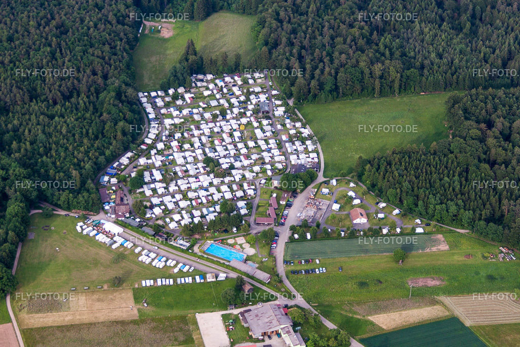 Wohnwagen und Zelte- Campingplatz - und Zeltplatz  Camping Erbenwald im Ortsteil Bad Teinach | Luftbild: Wohnwagen und Zelte- Campingplatz - und Zeltplatz  Camping Erbenwald im Ortsteil Bad Teinach im Ortsteil Liebelsberg in Neubulach im Bundesland Baden-Württemberg in Deutschland. Foto: IMG_66817.jpg vom 07.06.2014 durch Werner Riehm/FLY-FOTO.de - Realisiert mit Pictrs.com