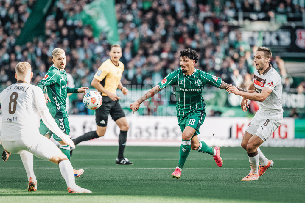 Fußball | Männer | Saison 2025/2026 | 1. Fußball-Bundesliga | 6. Spieltag | SV Werder Bremen vs. FC St. Pauli | 04.10.2025 | Cameron Puertas (#18, SV Werder Bremen) läuft zum Ball