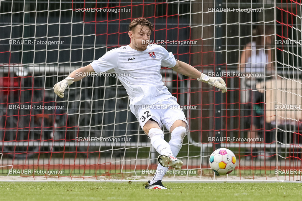 1_SVSKFC_20250726_1021.JPG -  - SV Schermbeck - KFC Uerdingen  - Testspiel | Schermbeck, Deutschland, 26.07.25: Torwart Rafael Hester (KFC Uerdingen) in Aktion, am Ball, Einzelaktion während des Testspiel Spiels zwischen SV Schermbeck - KFC Uerdingen  in der Volksbank Arena am 26. July 2025 in Schermbeck, Deutschland. (Foto von Stefan Brauer/Brauer-Fotoagentur)