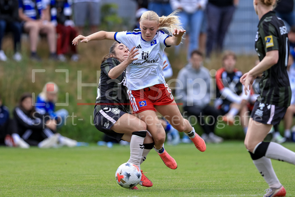 Fussball, Testspiel Frauen, Hamburger SV - Odense BK | v.li.: Emma Ilijoski (Odense BK, 26) und Lena Martens (Hamburger SV, 18) im Zweikampf, Duell, Dynamik, Aktion, Action, Spielszene