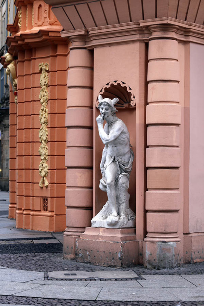 Bildlexikon Leipzig - Romanushaus - Merkur | Das Team hinter BILDLEXIKON LEIPZIG bündelt historische wie aktuelle Informationen über die Stadt Leipzig in Text und Bild auf einer Plattform und stellt diese der interessierten Öffentlichkeit zur Verfügung.