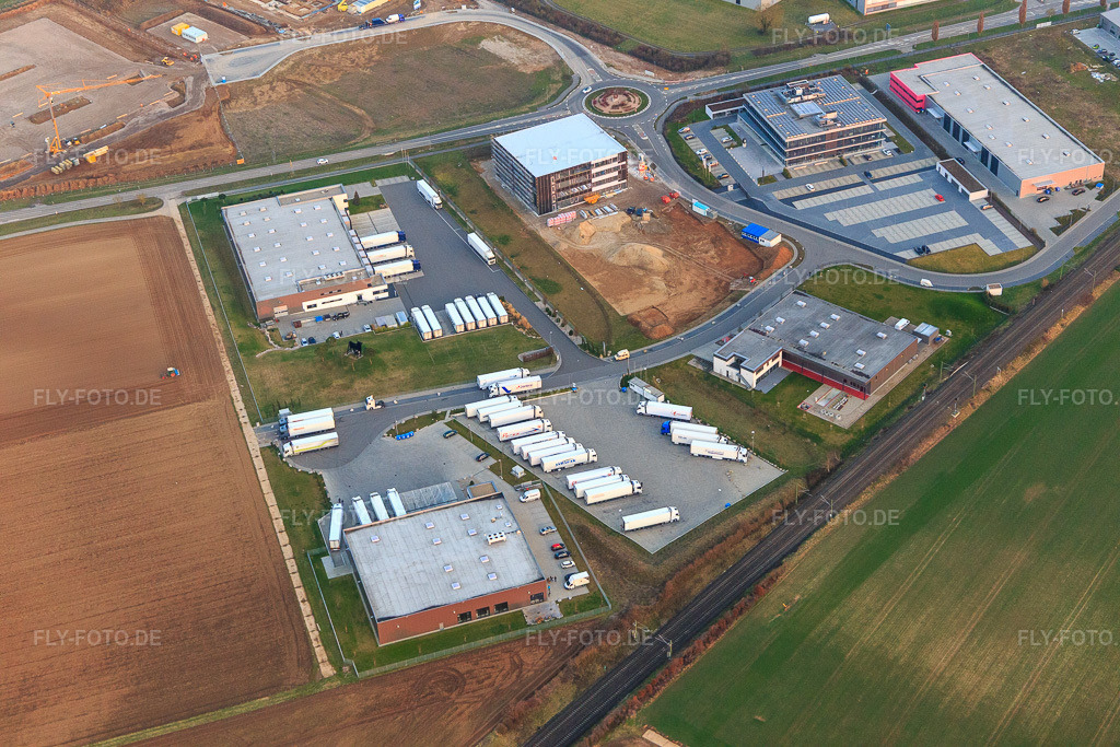 Luftbild: Industriegebiet Im Speyerer Tal mit TRANSAC Intern. Speditionsgesellschaft mbH, Markthalle 5 und Baustelle des Neubaus der Kardex Software GmbH in Rülzheim im Bundesland Rheinland-Pfalz in Deutschland. – Foto: IMG_105226.jpg vom 24.03.2018 durch Werner Riehm/FLY-FOTO.de – Auflösung des Originals: 5472 x 3648 px – TRANSAC Logistics GmbH – Offizielle von Kardex | Kardex Remstar | Kardex Mlog – TOMSLOT88 * Provider