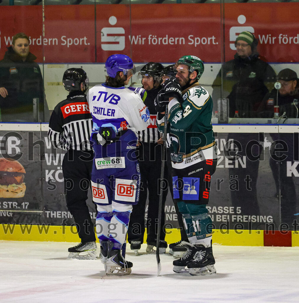 2026-01-23_114_TSV_Erding_gegen_SC_Riessersee | Erding, Deutschland, 23.01.2026:Eishockey, Oberliga Süd 2025 / 2026, 40. Spieltag, TSV Erding gegen SC Riessersee, Endergebnis: 6:5 n.V.Tobias Echtler (SC Riessersee, #20), Philipp Michl (Erding Gladiators, #77)Foto: Christian Riedel / fotografie-riedel.net