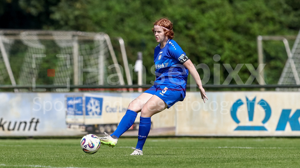 Fussball, Testspiel Frauen, SV Meppen - DSC Arminia Bielefeld | Lena Göppel (SV Meppen, 5) am Ball, Freisteller, Einzelbild, Ganzkörper, Aktion, Action, Spielszene