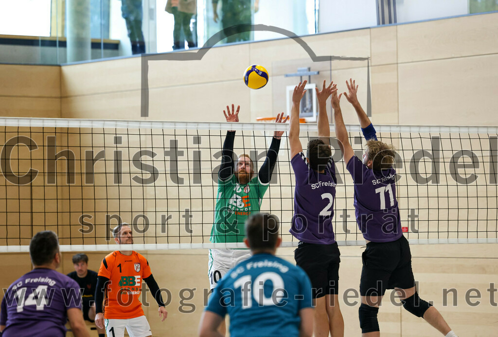 2022-11-12_062_TuS_Oberding_gegen_SC_Freising_II | Oberding, Deutschland, 12.11.2022:
Volleyball, Bezirksliga Ost 2022 / 2023, 7. Spieltag, TuS Oberding gegen MTV Pfaffenhofen II, Endergebnis: 3:2

Bernd Walter (TuS Oberding, #1), Benedikt Lösch (TuS Oberding, #10), Florian Wenz (SC Freising, #2), Wolfgang Zeitlhöfler (SC Freising, #11)

Foto: Christian Riedel / fotografie-riedel.net