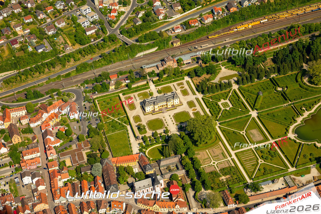 Das Luftbild zeigt Schloss Veitshöchheim - Die Luftaufnahme wurde 2023 vom UL-Flugzeug aus erstellt ( keine Drohne ) - Hochauflösende Luftaufnahme - Für grossformatige Ausdrucke geeignet. Die Geschenkidee !Mit Lizenz und Bildrechte bestellbar