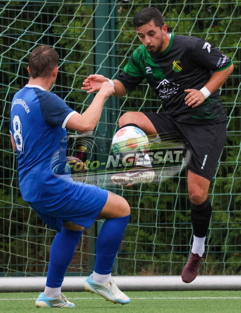SC Enger - TuS Hücker-Aschen | Auf dem Bild zu sehen: schwarz SC Enger: Harun Saglam ; blau TuS Hücker-Aschen: Matthias Riebe SC Enger, TuS Hücker-Aschen, Saison 26/27, Kreisliga A, Enger, Deutschland - Realisiert mit Pictrs.com