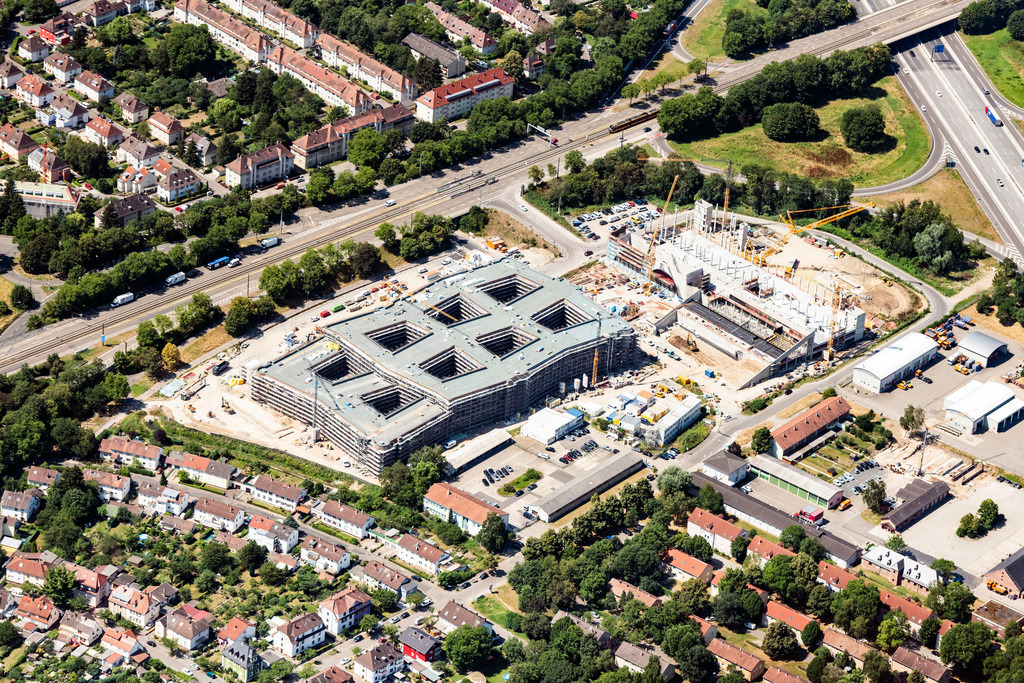 dr__dsc7655.jpg | KARLSRUHE 03.07.2018 Baustelle zum Neubau eines Büro- und Geschäftshauses der " dm-drogerie markt GmbH + Co. KG " an der der Alte Karlsruher Straße in Karlsruhe im Bundesland Baden-Württemberg, Deutschland. Weiterführende Informationen bei: LRO Lederer Ragnarsdóttir Oei GmbH & Co . KG,  Lindner Group KG,  Max Bögl Bauservice GmbH und Co. KG. // Construction site to build a new office and commercial building of " dm-drogerie markt GmbH + Co. KG " on Alte Karlsruher Strasse in Karlsruhe in the state Baden-Wurttemberg, Germany. Further information at: LRO Lederer RagnarsdA?ttir Oei GmbH & Co . KG,  Lindner Group KG,  Max Boegl Bauservice GmbH und Co. KG. Foto: Daniel Reiter